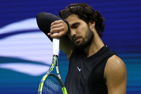 Sensatie op US Open: Carlos Alcaraz uitgeschakeld na ongekende thriller tegen thuisspeler