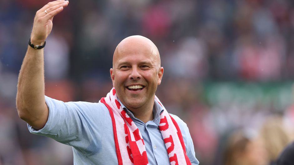 Feyenoord-trainer Robin van Persie dankt Arne Slot voor achterlaten van zijn erfenis: 'Moeten trots zijn'