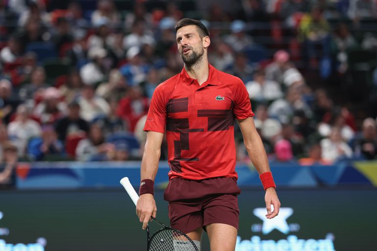 Geïrriteerde Novak Djokovic botst opnieuw met umpire: 'Jullie doen dat zonder overleg'