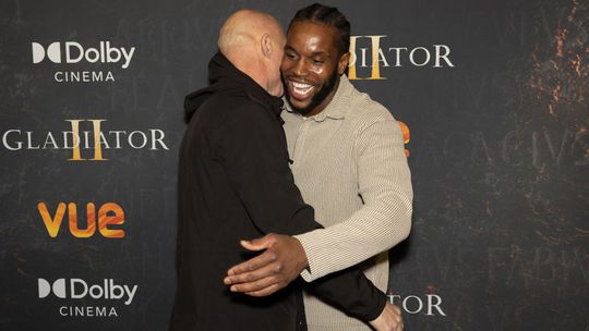 Topkickbokser Donegi Abena spreekt zich uit over Glory-rivalen: 'Denken niet veel na'