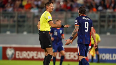 Scheidsrechter blundert volop tijdens Malta - Nederland: onbegrip bij Wout Weghorst en Ronald Koeman