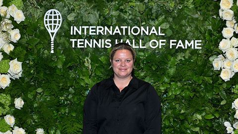 Publiek houdt adem in: tennislegende Kim Clijsters wordt onder begeleiding van baan gehaald