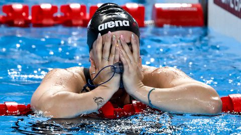 Betrapt door camera's: Italiaanse topzwemsters geschorst voor merkwaardige actie op vliegveld