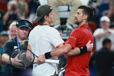 Tennisicoon Novak Djokovic beleeft opmerkelijk onderonsje aan het net: 'Daar moet ik mee stoppen'