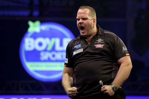 Darter Dirk van Duijvenbode verbrijzelt 'Superchin' bij World Grand Prix