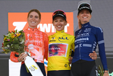 Pauliena Rooijakkers (r) op het podium van de Tour de France van 2024, met links Demi Vollering en in het geel Katarzyna Niewiadoma. © Getty Images
