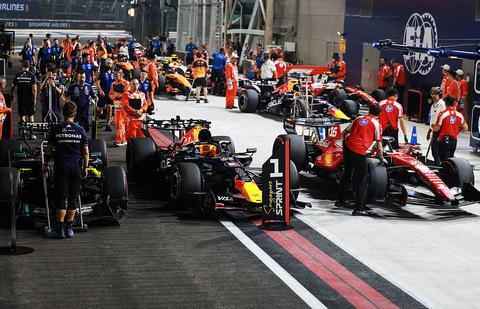 Max Verstappen wél schuldig, maar komt weg zonder straf na incident met Lewis Hamilton in Singapore