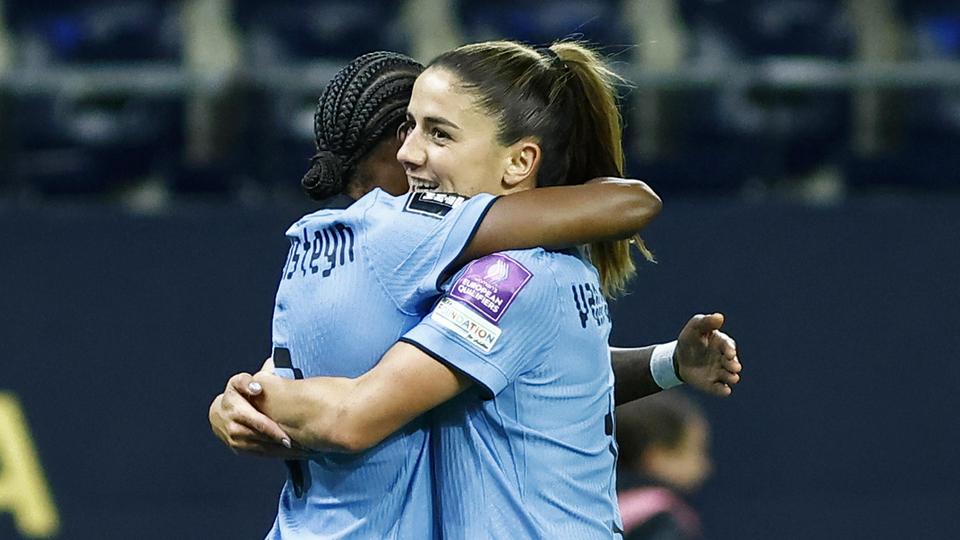 Lineth Beerensteyn vliegt Danielle van de Donk in de armen na haar goal tegen Hongarije. ©PRO SHOTS.