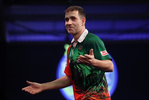 Darter deelt in bizarre situatie trap uit tijdens Euro Tour: 'Wat een bloeddorst!'