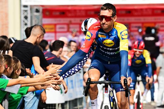 Afzwaaiende toprenner Bauke Mollema (39) in het zonnetje gezet met speciaal cadeau