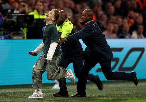 Veldbestormer (13) bij Nederland - Duitsland krijgt flinke straf: KNVB kijkt ook naar rol van ouders