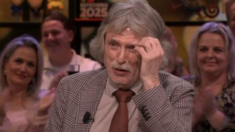 Klaterend applaus voor Johan Derksen (77) na onrustige week: 'Hij kan hier geen genoeg van krijgen'