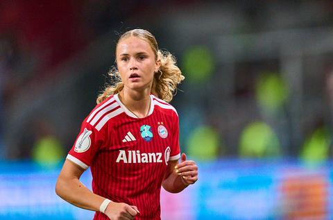 Oranje Leeuwin (19) kreeg bijzonder telefoontje in het vliegtuig: 'Ik nam met trillende handen op'
