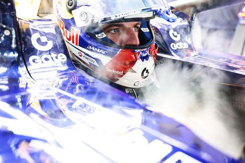 Max Verstappen kent moeizame start bij GP Singapore: Red Bull-coureur niet in de buurt van George Russell