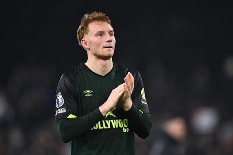 Nederlander maakt gigantische fout in Premier League en geeft gratis doelpunt weg