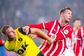 Luuk de Jong duelleert met Boy Kemper van NAC. © Getty Images