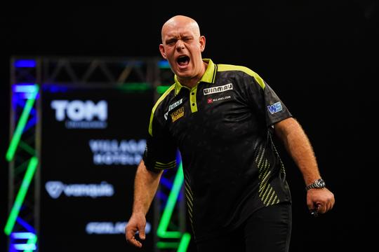 Topdarter Michael van Gerwen sneert naar Raymond van Barneveld na zege op 'beste vrouw ooit': 'Hij vertelt wel vaker onzin'