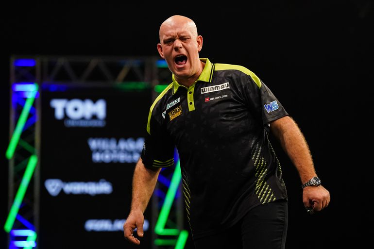 Topdarter Michael van Gerwen sneert naar Raymond van Barneveld na zege op 'beste vrouw ooit': 'Hij vertelt wel vaker onzin'