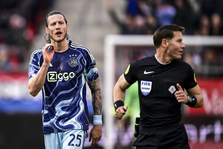 Ajax-spits Wout Weghorst reageert frustraties af op arbiter Danny Makkelie: 'Ik vind het echt bizar'