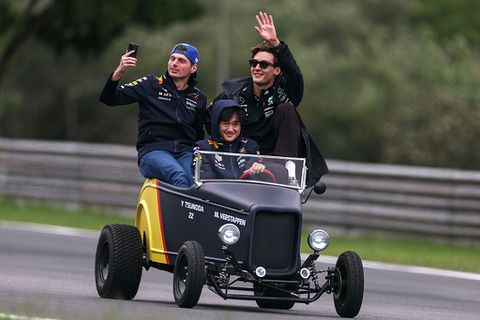 Max Verstappen en Yuki Tsunoda gieren het uit met onverwachtse passagier in coureursparade Brazilië