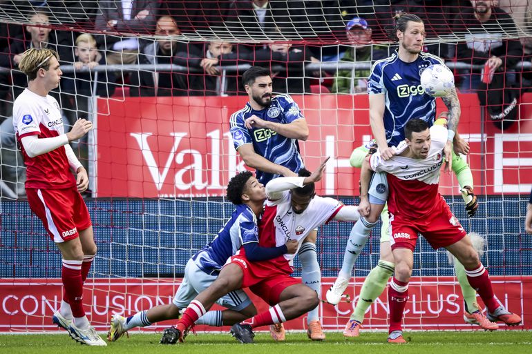 Live Eredivisie | Bizarre wending bij FC Utrecht - Ajax na ingrijpen VAR