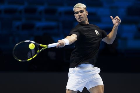 Carlos Alcaraz onderstreept zijn vorm met dominante zege in eerste groepsduel ATP Finals