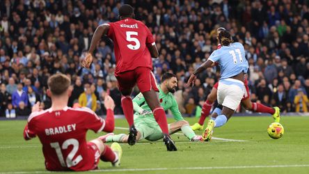 Opvallend moment in topper tusssen Manchester City en Liverpool: speler schiet zelf de bal uit zodat de VAR ingrijpt