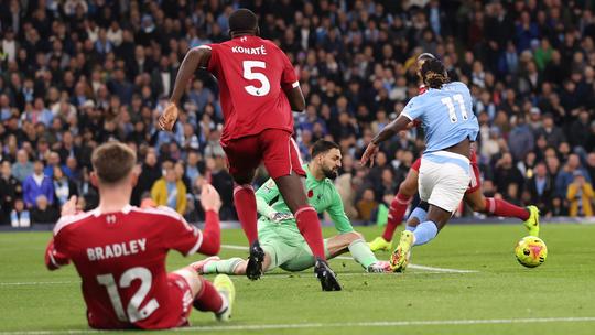 Opvallend moment in topper tusssen Manchester City en Liverpool: speler schiet zelf de bal uit zodat de VAR ingrijpt