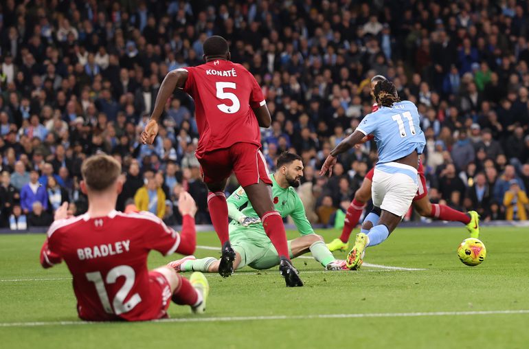 Opvallend moment in topper tusssen Manchester City en Liverpool: speler schiet zelf de bal uit zodat de VAR ingrijpt