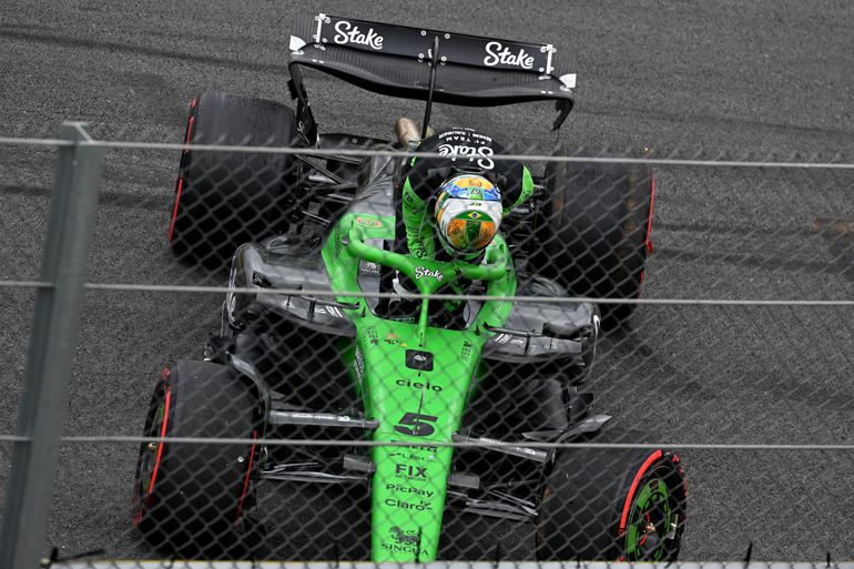 Drama voor thuisrijder in GP van Brazilië, ook Max Verstappen beschadigd uit chaotische start van de race