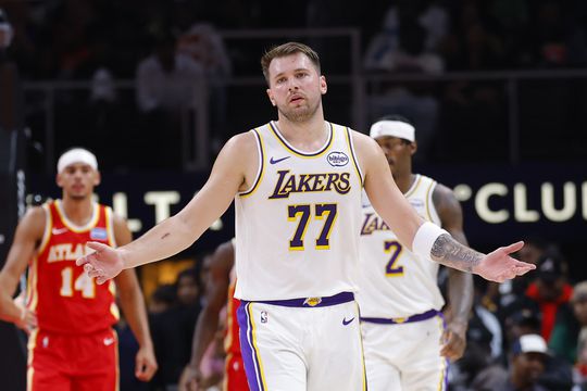 Gehavend Los Angeles Lakers stort zonder LeBron James in elkaar: Hawks 'tweede garnituur' zorgt voor stunt