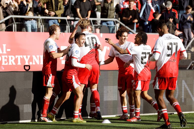 Live | Ajax krijgt na ingrijpen VAR enorme dreun te verwerken