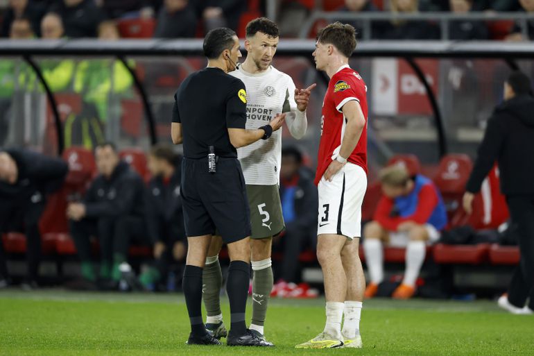 Veelbesproken AZ-verdediger Wouter Goes zorgt voor woeste PSV'er Ivan Perisic met opmerkelijke actie
