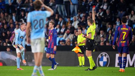 Zeldzaam moment: Frenkie de Jong krijgt rode kaart voorgeschoteld bij zege FC Barcelona