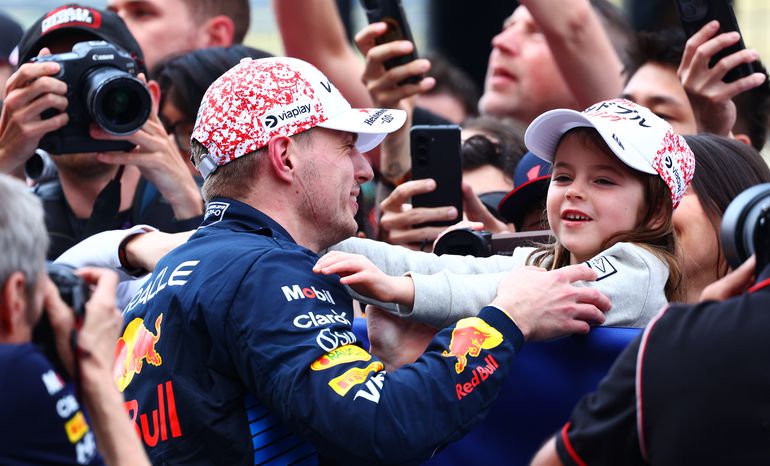 Max Verstappen praat met oud-wereldkampioen over geslacht baby: 'Niet te teleurgesteld zijn'