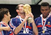Bixente Lizarazu, Zinedine Zidane en Marcel Desailly na de gewonnen WK-finale in 1998 ©Getty Images