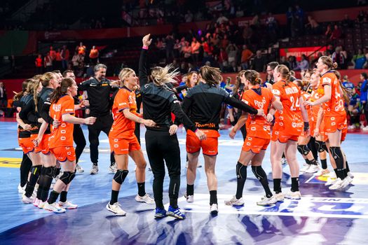 Nederlandse handbalsters boeken broodnodige zege op EK: alles komt aan op laatste wedstrijd