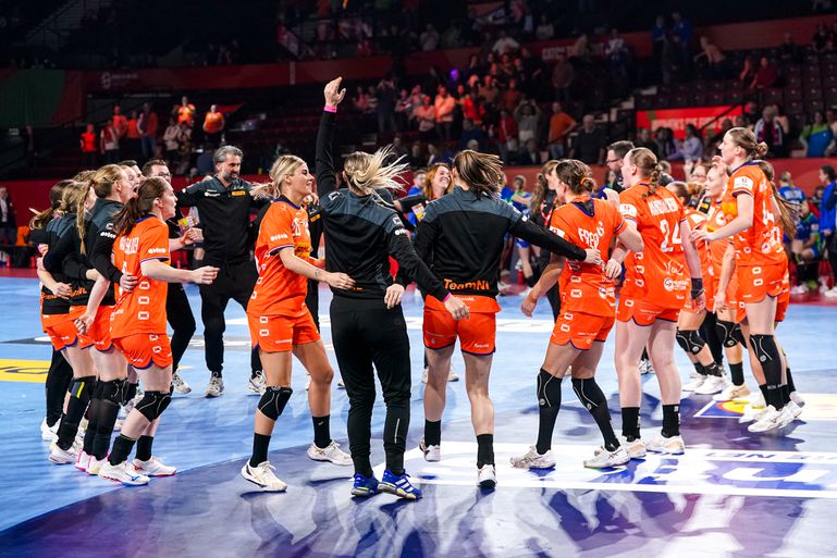 Nederlandse handbalsters boeken broodnodige zege op EK: alles komt aan op laatste wedstrijd