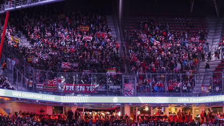 Atletico-fans geven Philips Stadion enorme rode gloed tijdens Champions League-clash met PSV