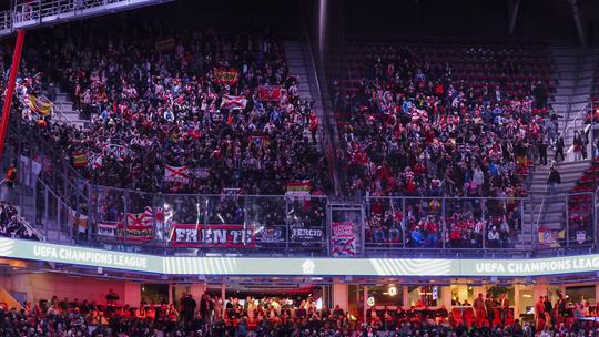 Atletico-fans geven Philips Stadion enorme rode gloed tijdens Champions League-clash met PSV