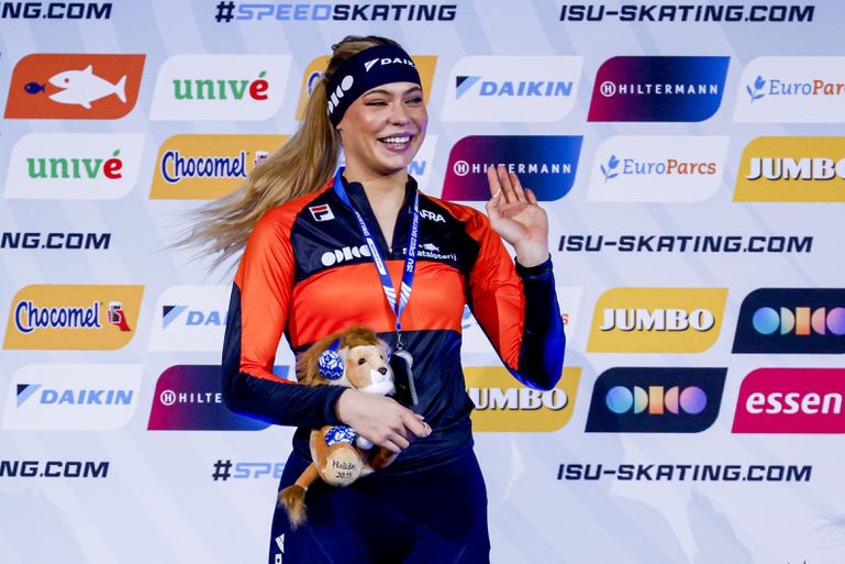 Lachende Jutta Leerdam maakt indruk met opmerkelijke keuze: 'Voor de jonge meisjes die kijken'