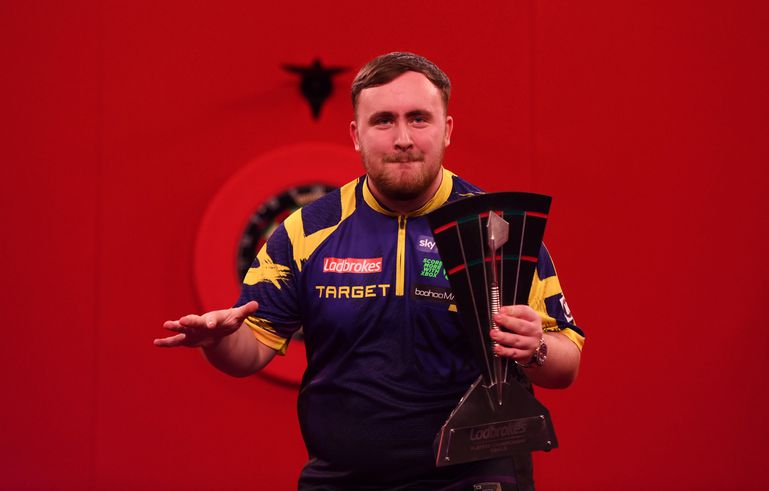 Dartsicoon Phil Taylor kijkt met enorme verbazing naar Luke Littler: 'Ik zou dat nooit doen'