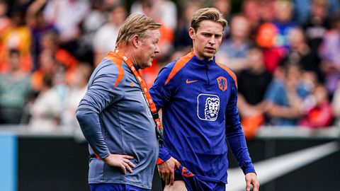 Bondscoach Ronald Koeman zette Frenkie de Jong lachend op zijn nummer: 'Hij sprak me daarover aan'