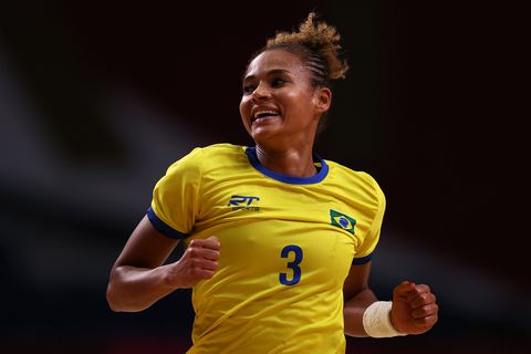 Topspeelster (44) maakt indruk met 'sensationele comeback' op WK handbal en 3-jarige dochter op tribune