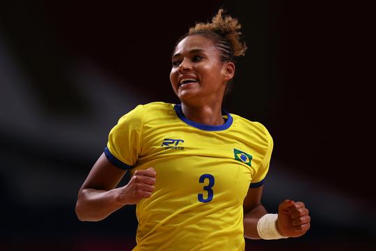 Topspeelster (44) maakt indruk met 'sensationele comeback' op WK handbal en 3-jarige dochter op tribune