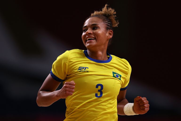 Topspeelster (44) maakt indruk met 'sensationele comeback' op WK handbal en 3-jarige dochter op tribune