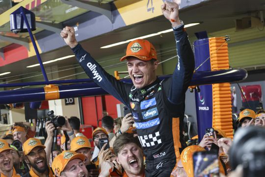 Lando Norris en bekende vriendin vieren peperduur feest na wereldtitel Formule 1: 'Avond om nooit te vergeten'