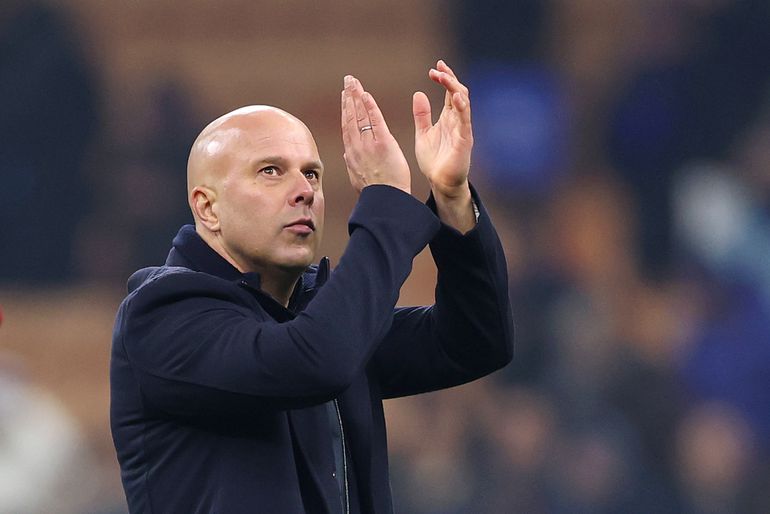 Britse media zien Arne Slot strijd met Mohamed Salah winnen: 'Een superster met een gekwetst ego keek toe'