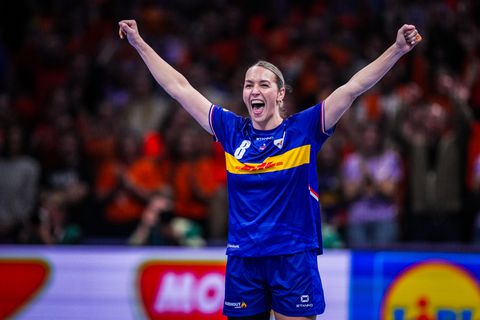 'Moeder' Lois Abbingh heeft op WK handbal 'last' en kijkt uit naar einde: 'Het is goed zo'