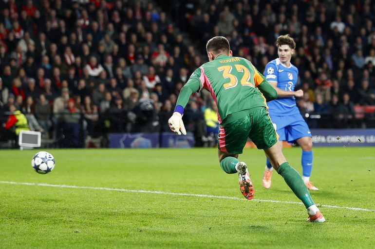 'Ongelooflijk dom' geblunder komt PSV duur te staan tegen Atlético in Champions League